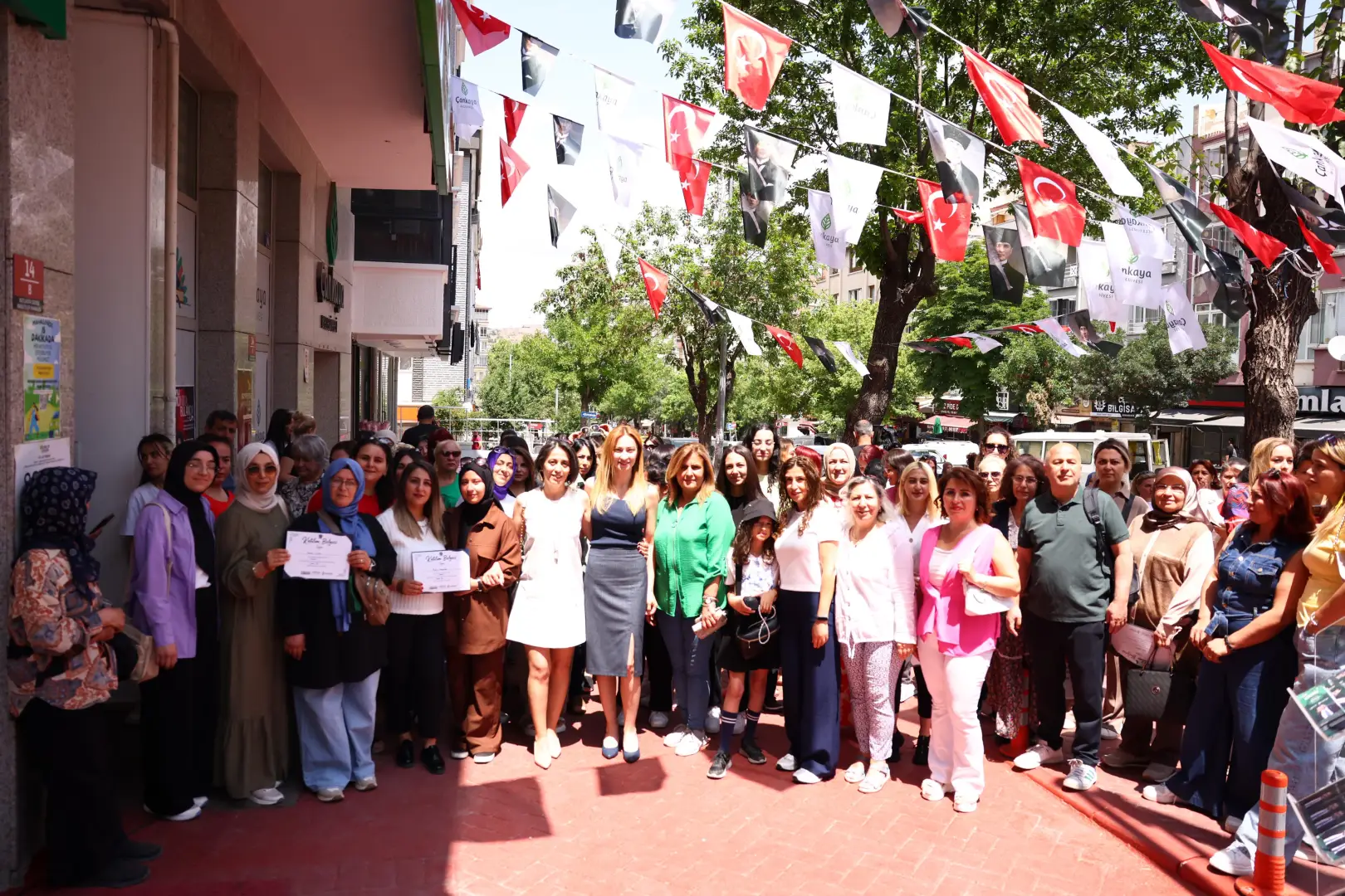 Cebeci Çankaya Evi'nde Mezuniyet Sevinci